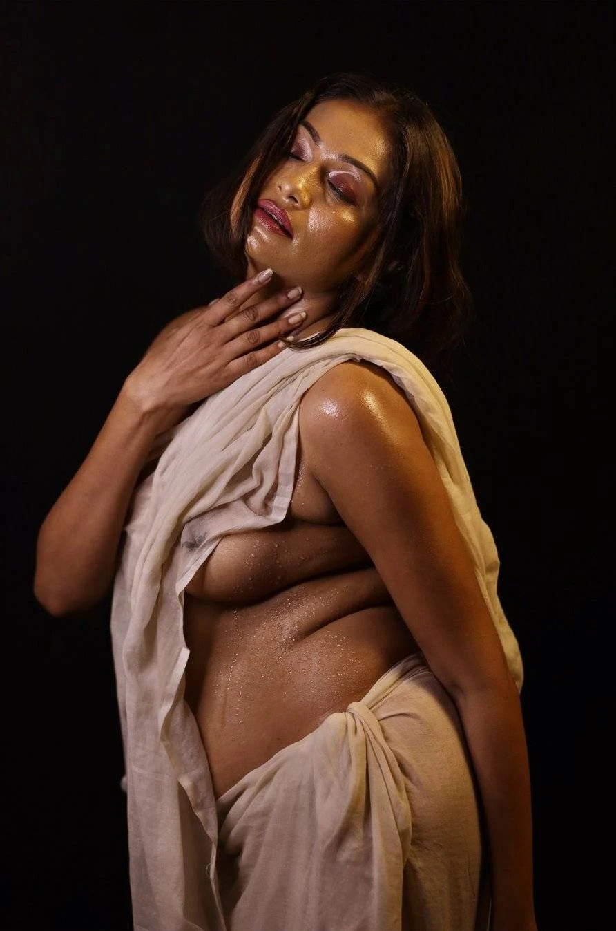Desi MILF shows her side tits while posing in a braless wet white saree