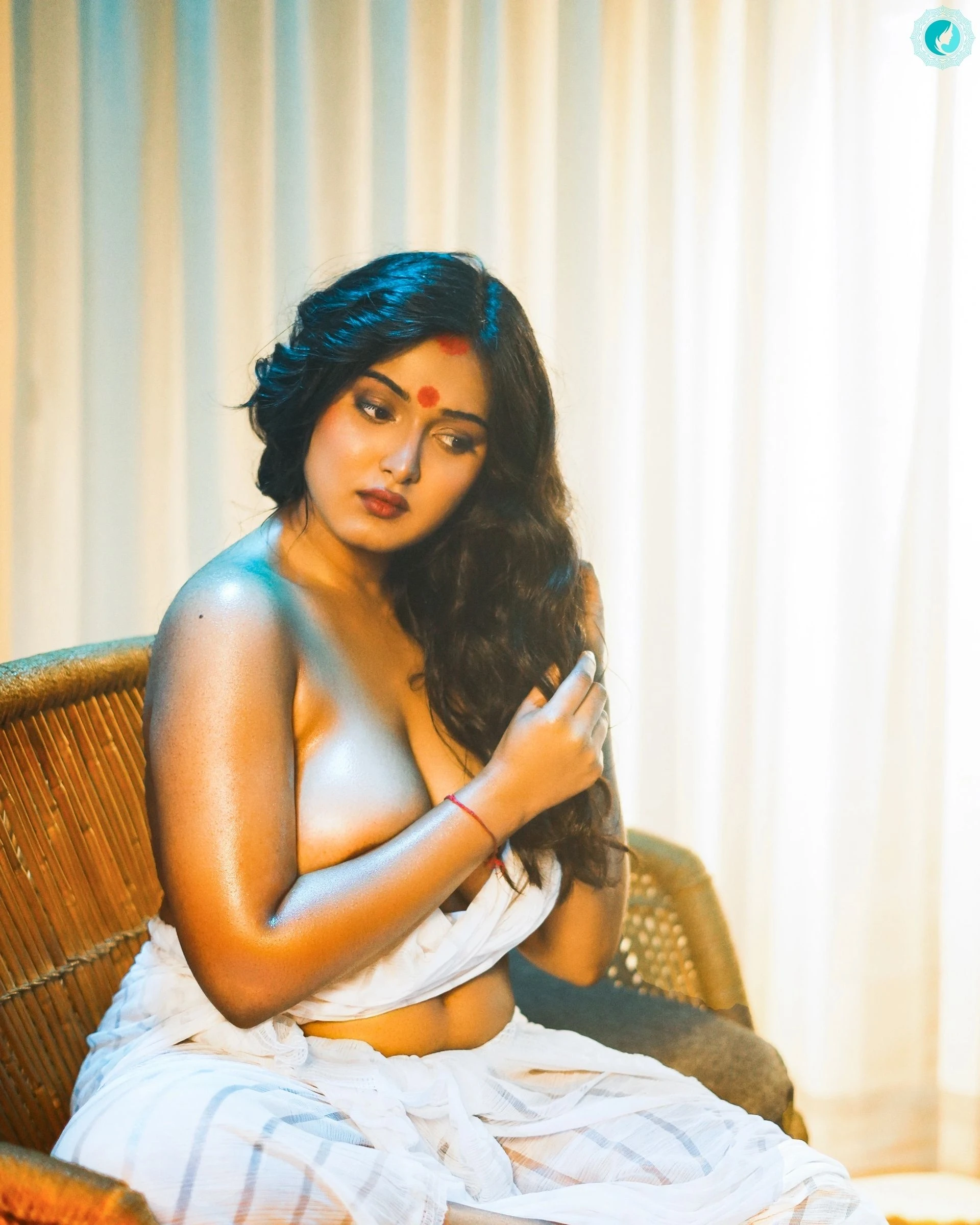 Desi MILF takes you on a wild ride by showing her almost naked boobs in a braless white saree and working on her hair