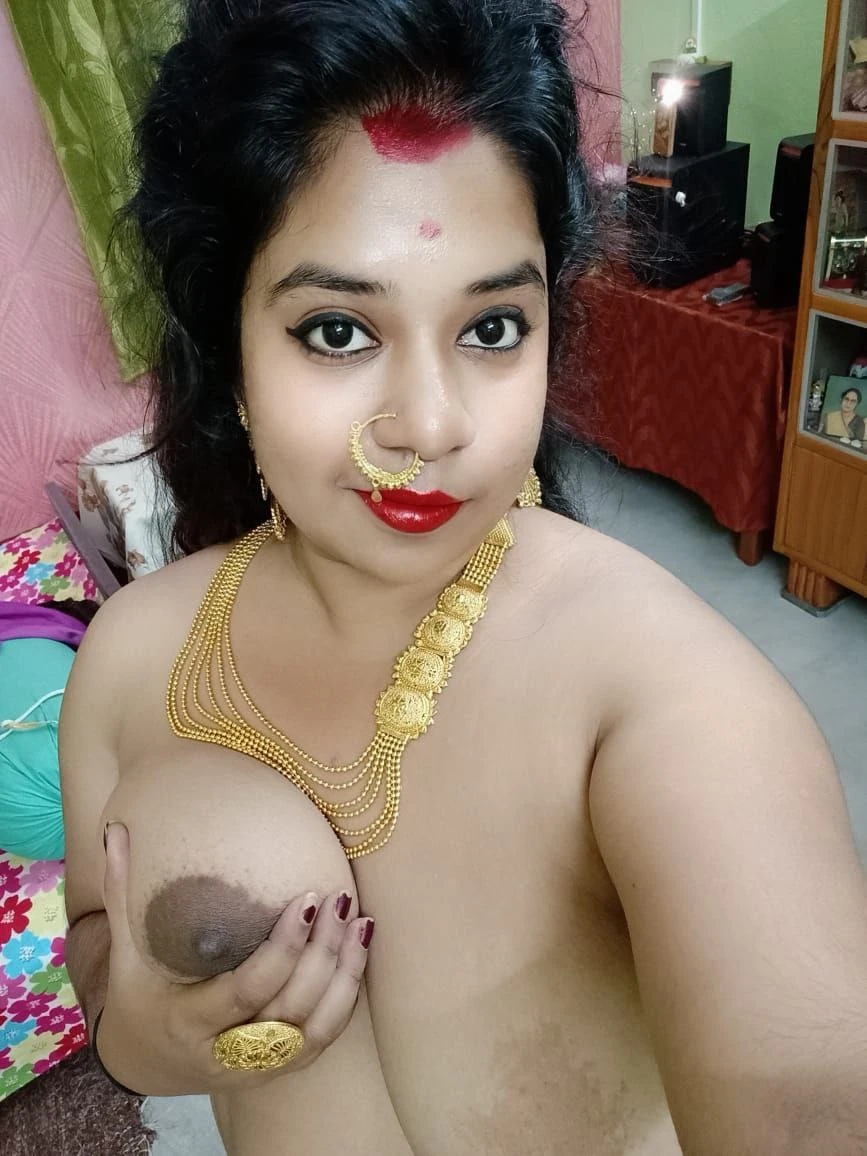 Topless Desi MILF wearing gold necklace and nose ring cups her big tits while taking a selfie