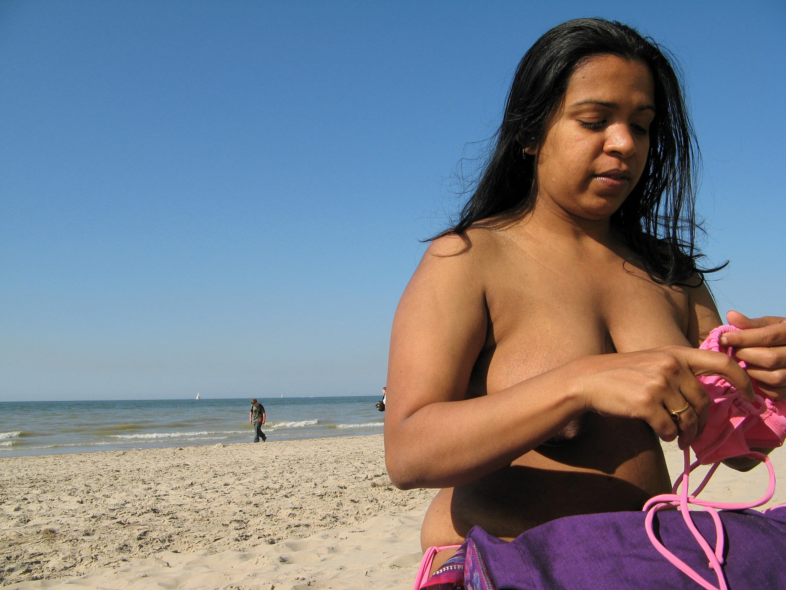Daring Topless Desi MILF wife removes her pink bra and shows her big boobs in a public beach