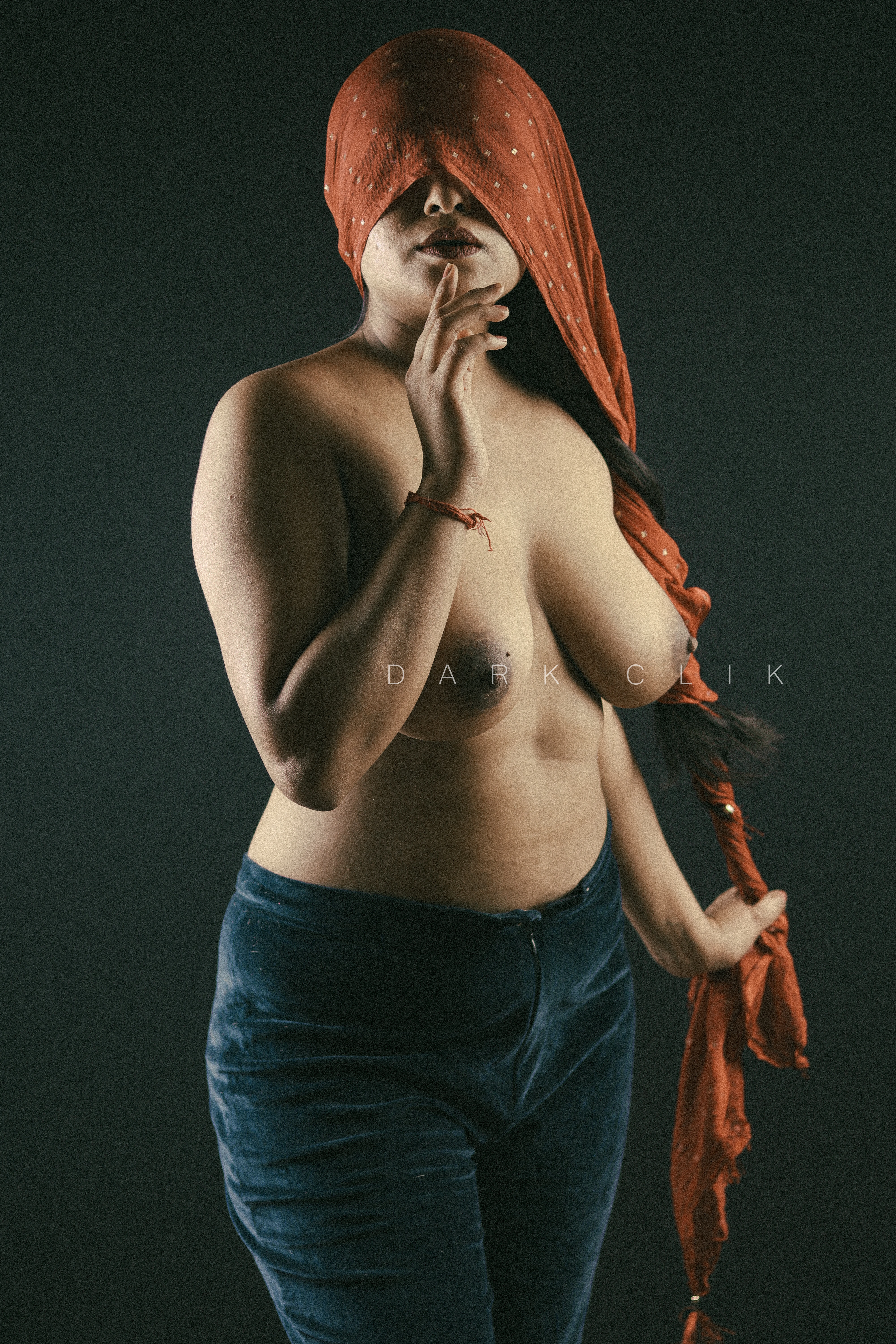 Desi MILF model wearing blue pants and hiding her face with red cloth shows her big topless boobs