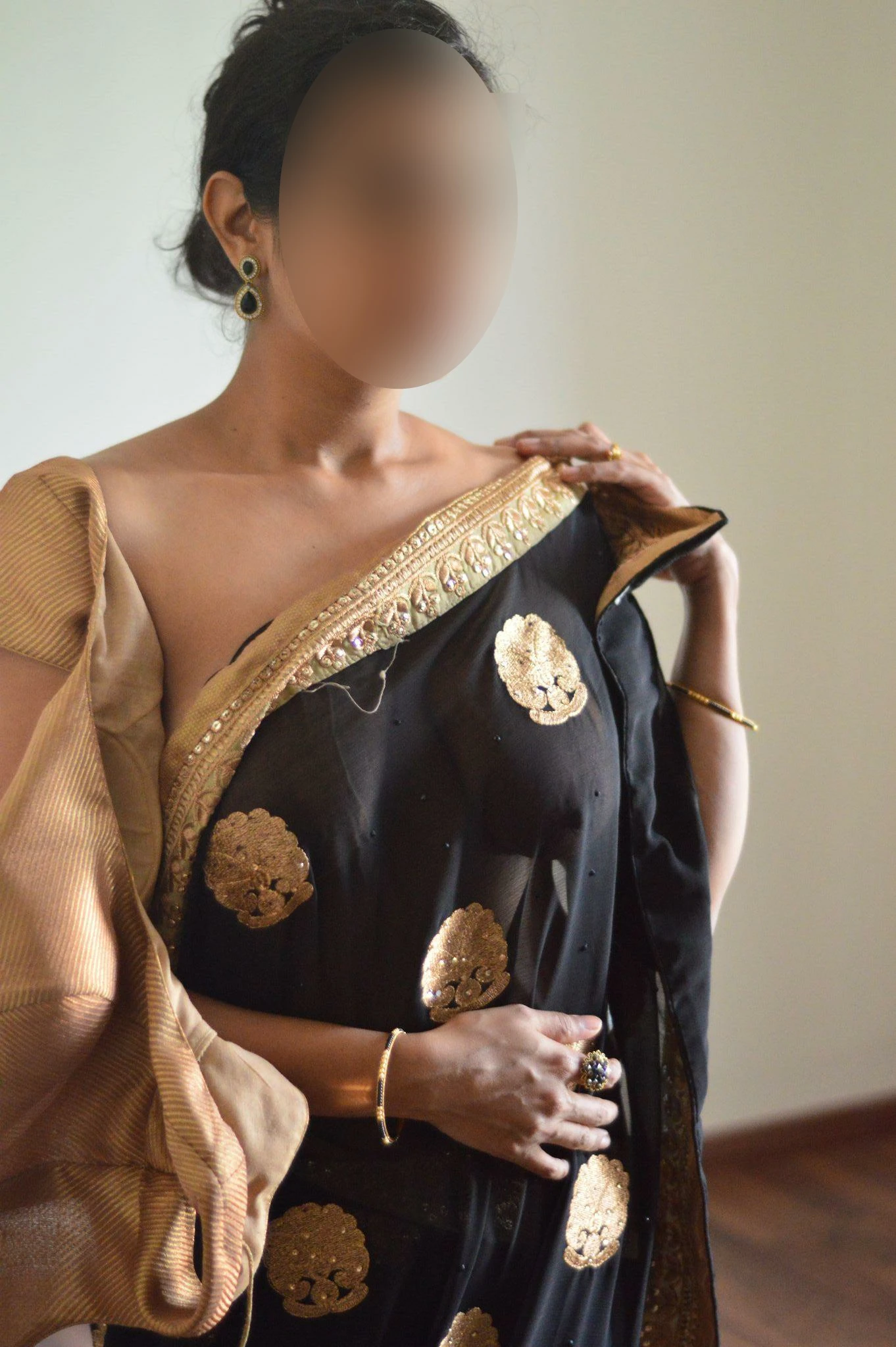 Exquisite Desi MILF beauty tantalizes with her big hooters in a braless black silk saree
