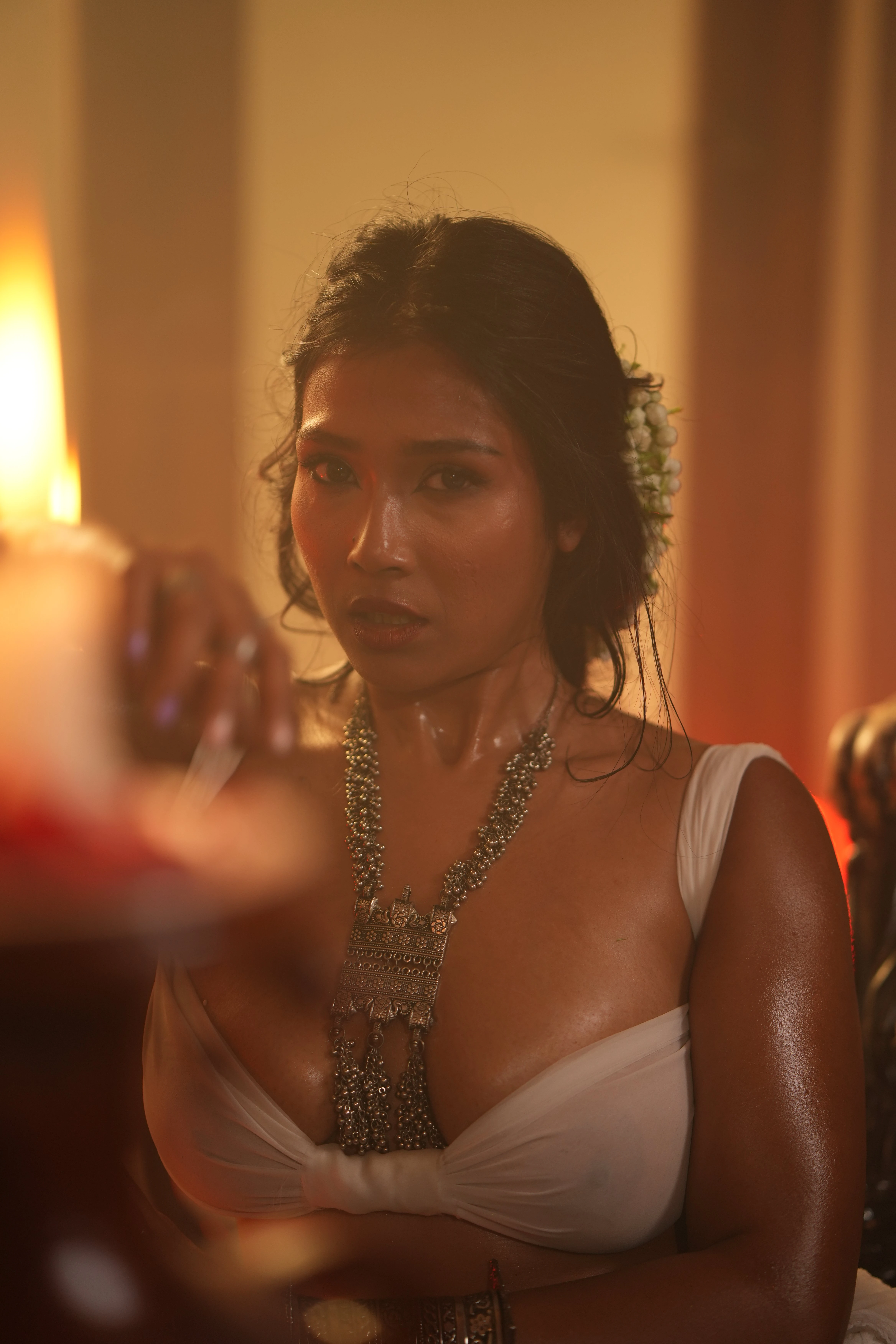 Sultry Desi MILF model flaunts her big boobs in a thin breast cloth and clearly shows her nipples while posing near candles