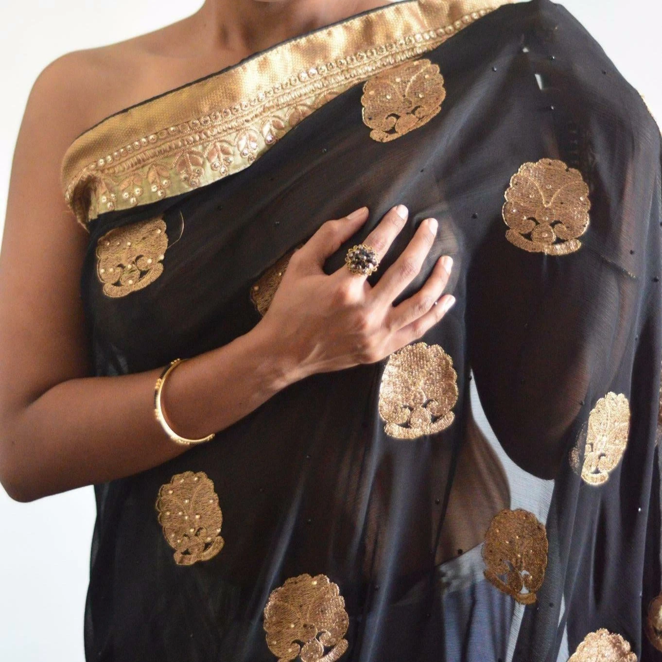 Exquisite Desi MILF beauty tantalizes by cupping her big boobs in a braless black silk saree