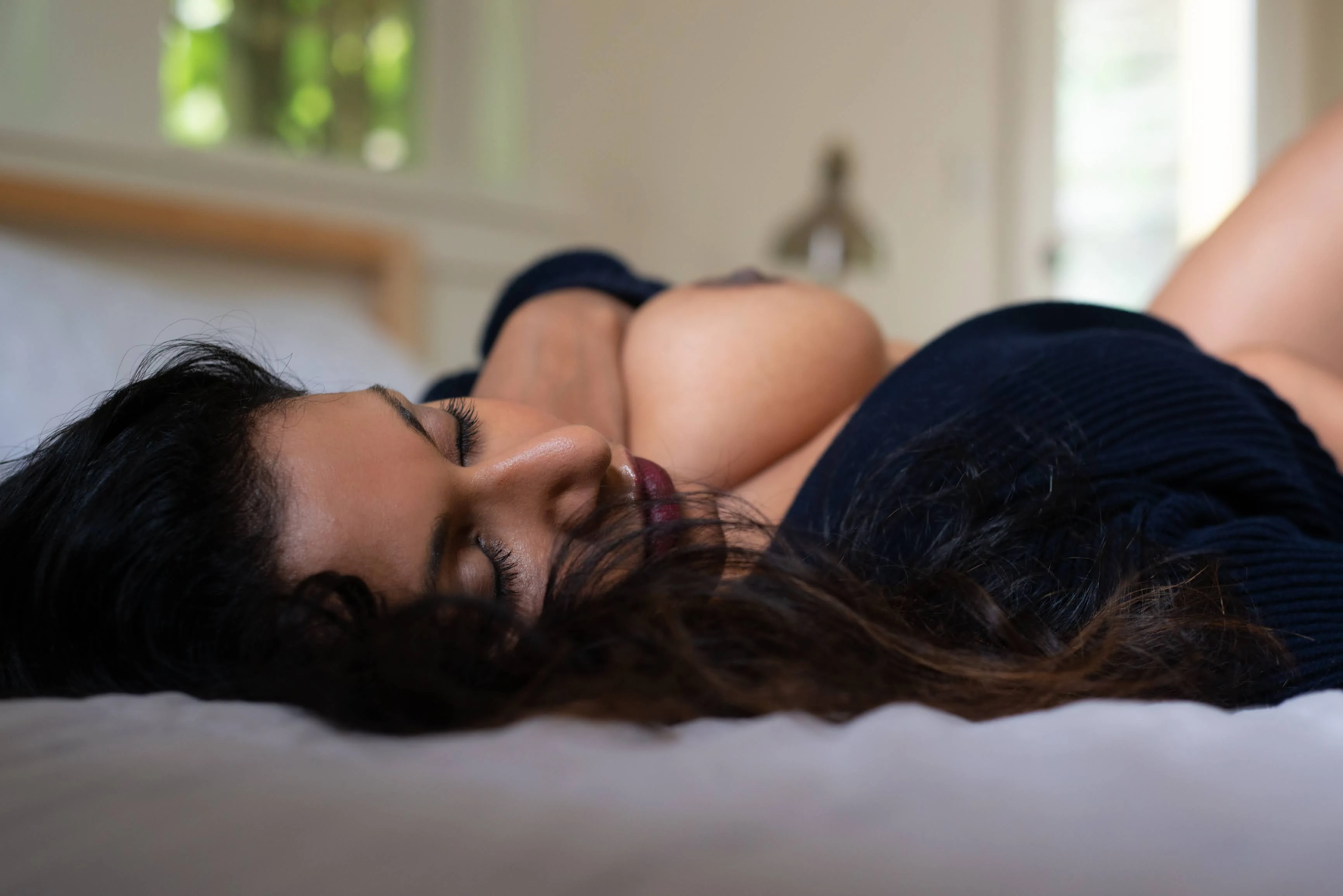 Desi model resting topless on bed and showing her huge boobs partially