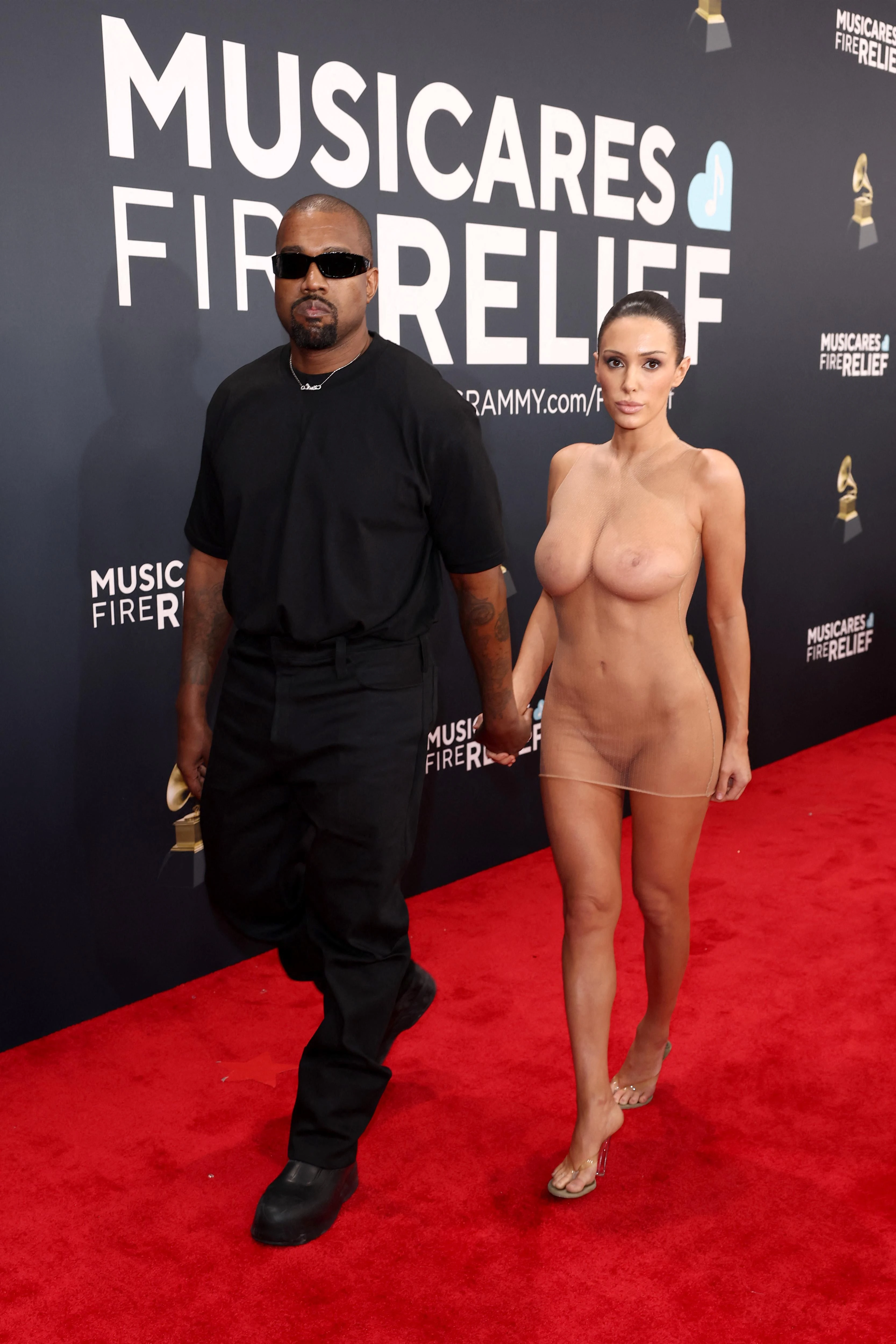 Bianca Censori shows her big boobs and shaved pussy while wearing a transparent clear dress